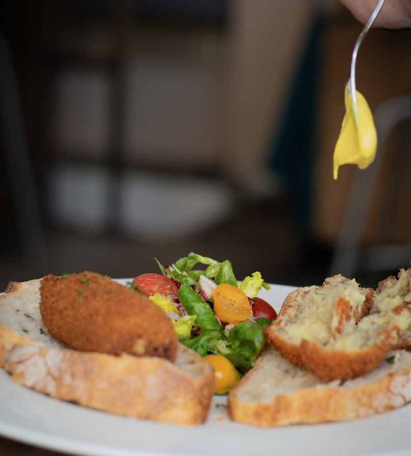 Cafe de huyskamer nationale kroketten dag 9 oktober kroket broodje mosterd amsterdam